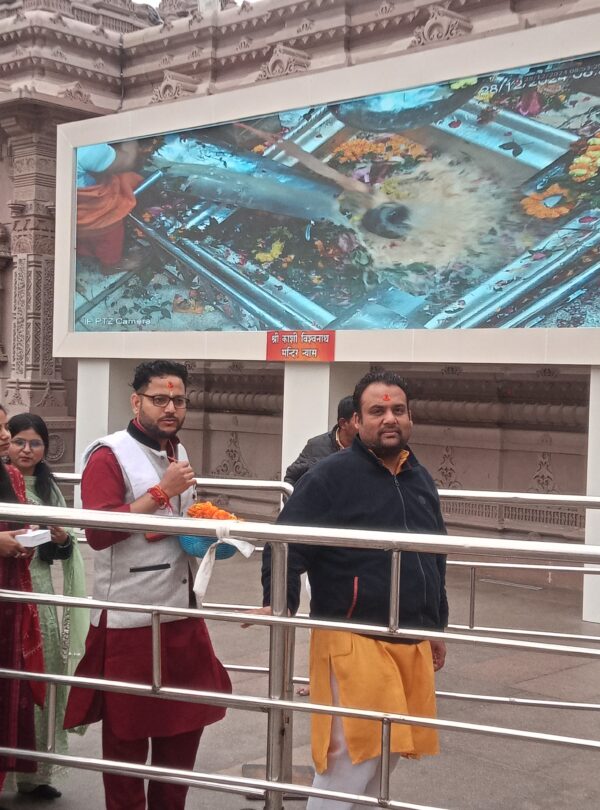 Puja ritual Kashi temple Darshanarthi
