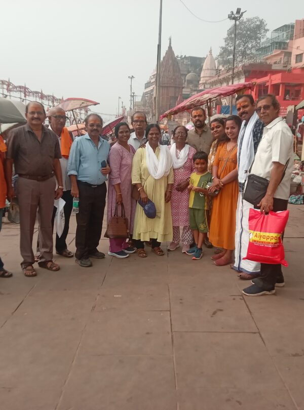 Hindu priest puja ritual Kashi temple pilgrimage